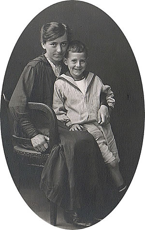 Mutter Milly mit Wolf Schmidt 1916